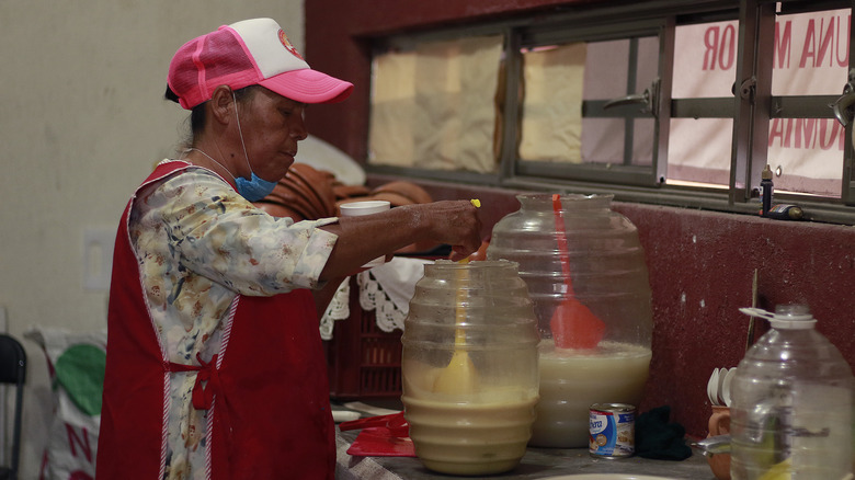 serving pulque