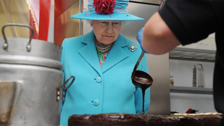 Elizabeth II watches chocolate preparation