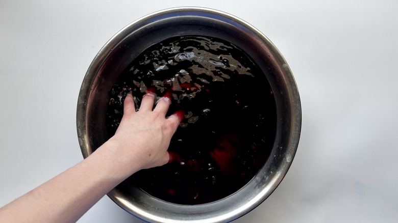 cleaning hibiscus petals in water