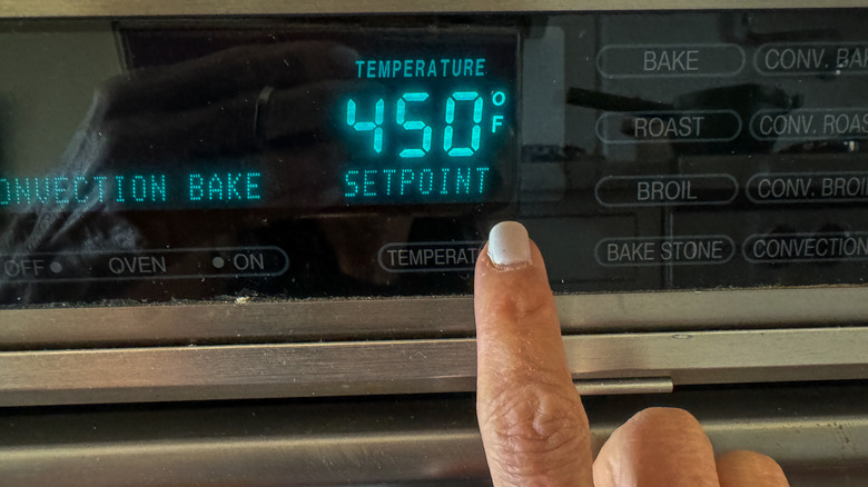 Hand setting oven temperature to 450 F