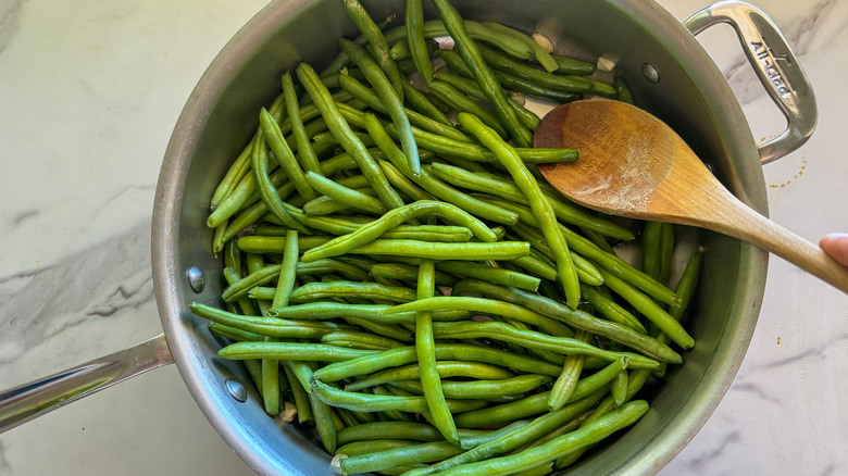 green beans in pan