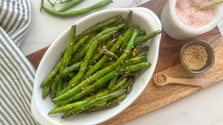 oval dish with green beans