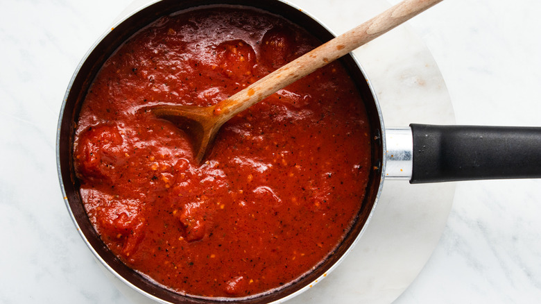 tomato sauce in pan 