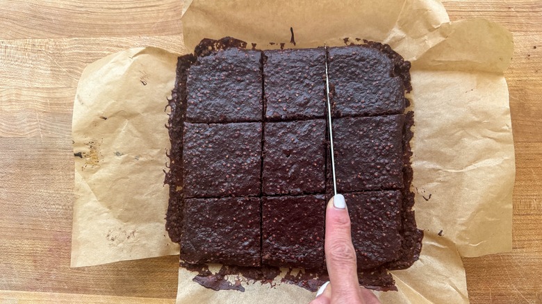 hand slicing brownies