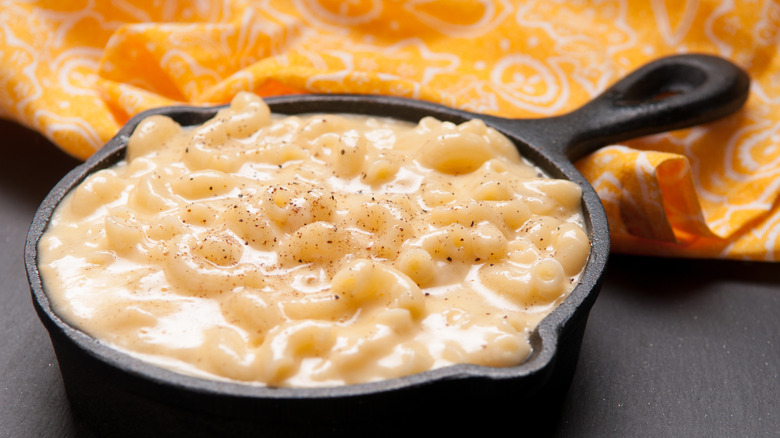 macaroni and cheese in skillet 