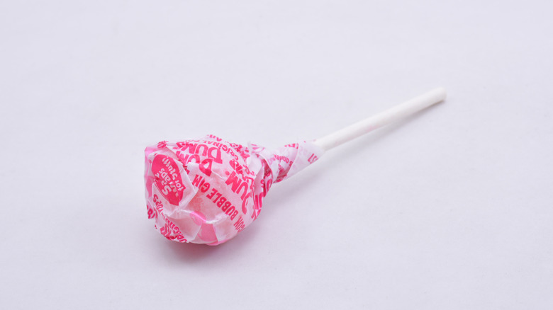 a single bubble gum Dum Dum 