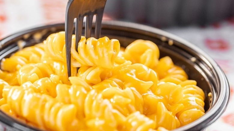 macaroni and cheese in bowl