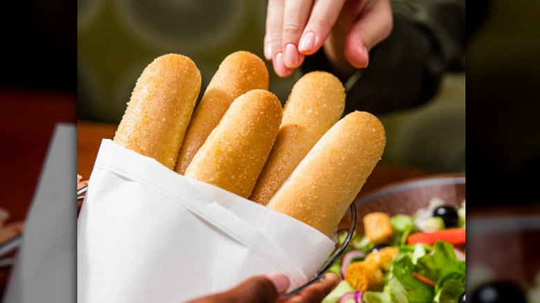 Olive garden breadsticks in basket