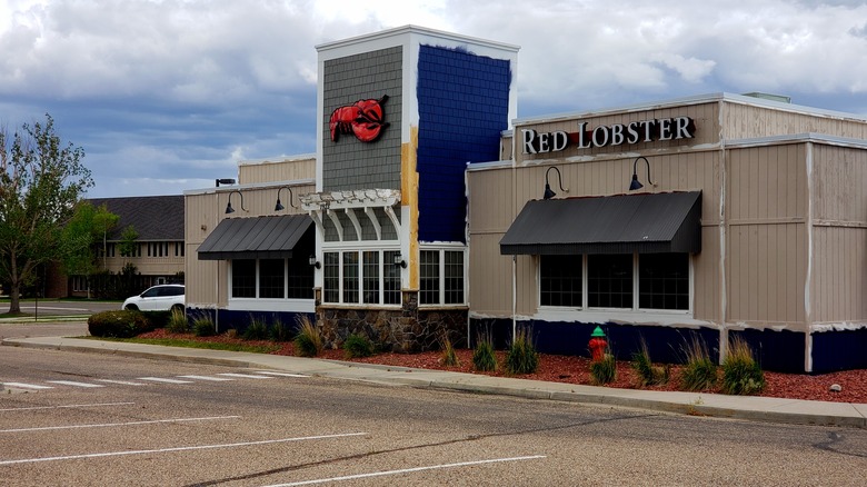 Closed Red Lobster restaurant exterior