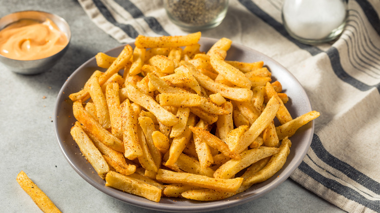 french fries with spicy mayo dipping sauce