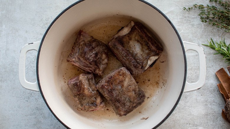 seared short ribs in pot 