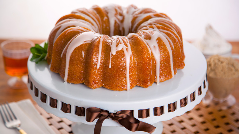 Rum cake with glaze