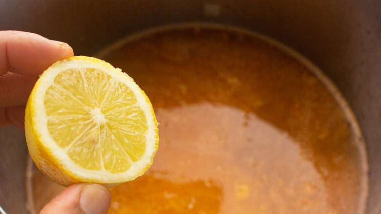 Sliced lemon over soup pot 