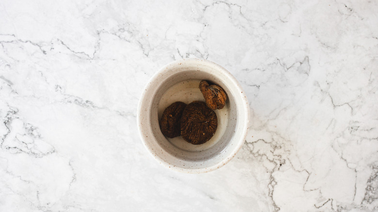 soaking dried figs in bowl with water