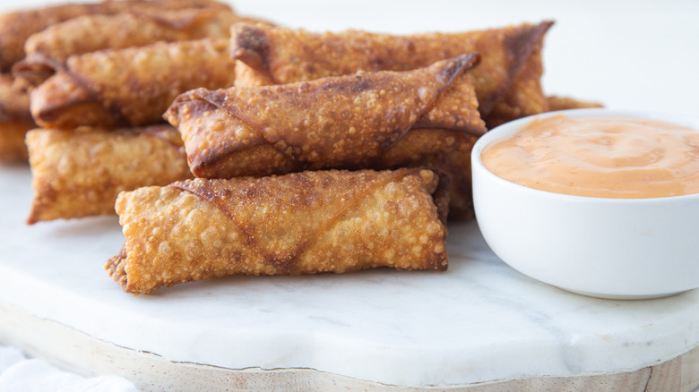 egg rolls with dressing