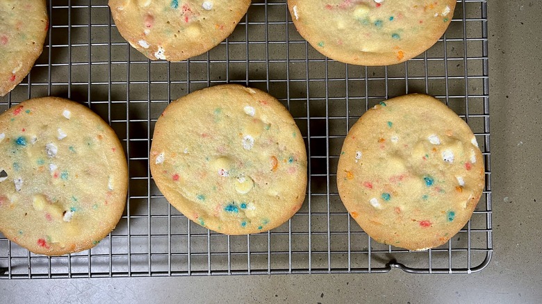 Cookies cooling on cooling rack