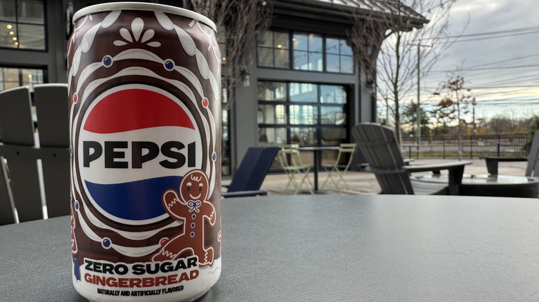 Pepsi Zero Sugat Gingerbread can on table outside in late fall