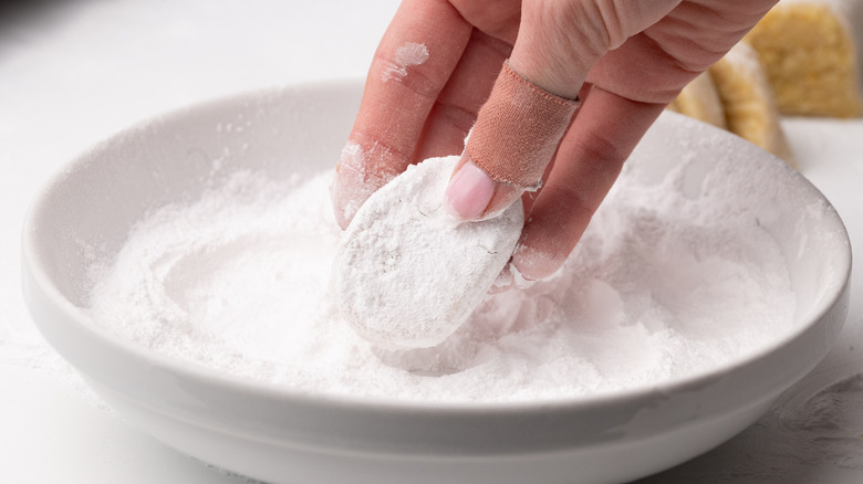 Coating ricciarelli in sugar