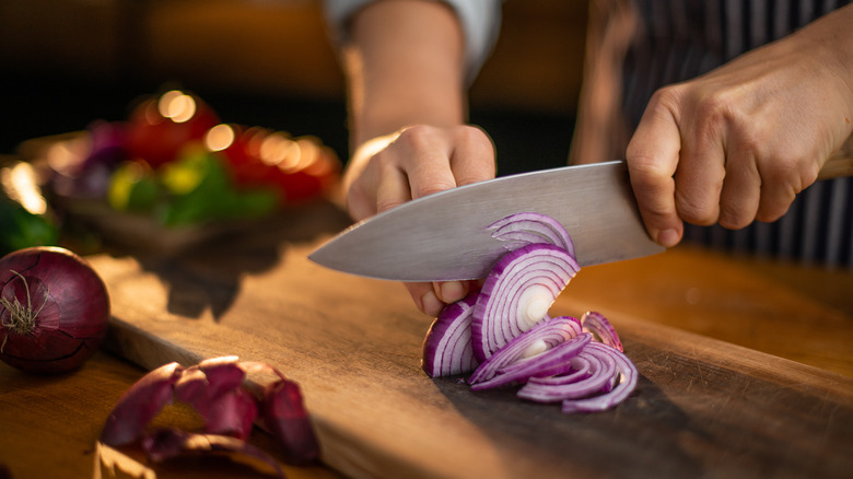 Slicing onions