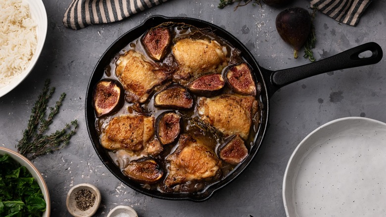 Overview of baked figs and chicken in a skillet