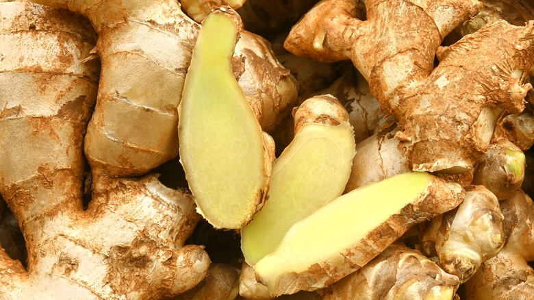 Whole and sliced ginger 