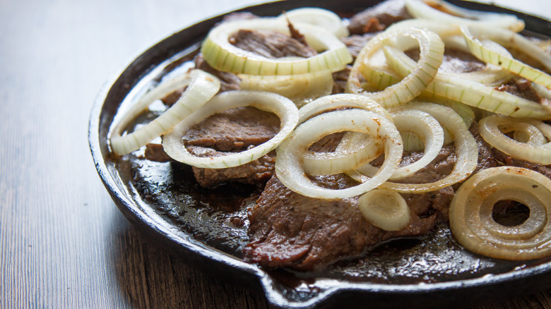 Steak with onions