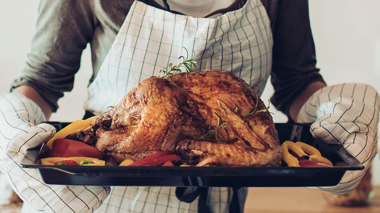 https://www.tastingtable.com/img/gallery/roast-turkey-on-a-sheet-pan-so-the-bottom-actually-cooks/intro-1688165162.jpg