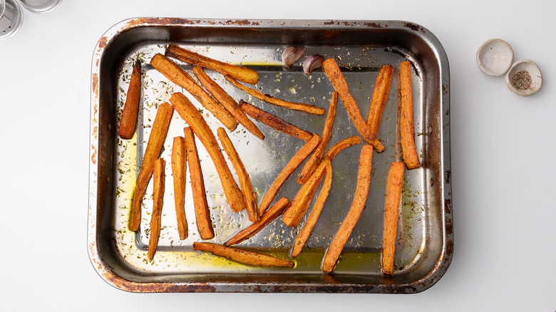 roasted carrots in oven tray 