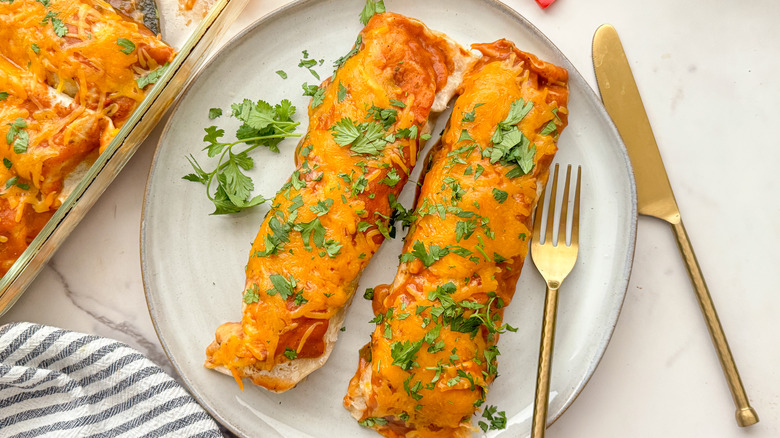 2 enchiladas on plate