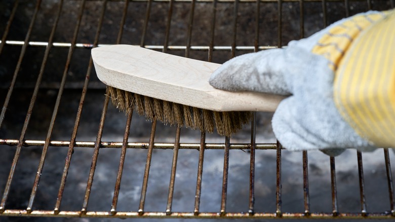 Grill brush cleaning grate