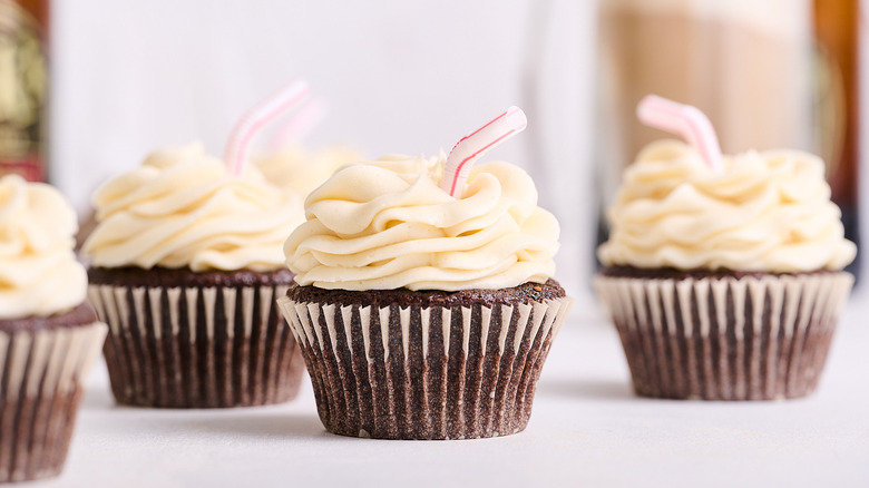 root beer float cupcakes on table