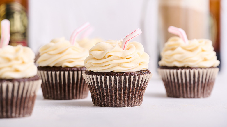 Root beer float cupcake 