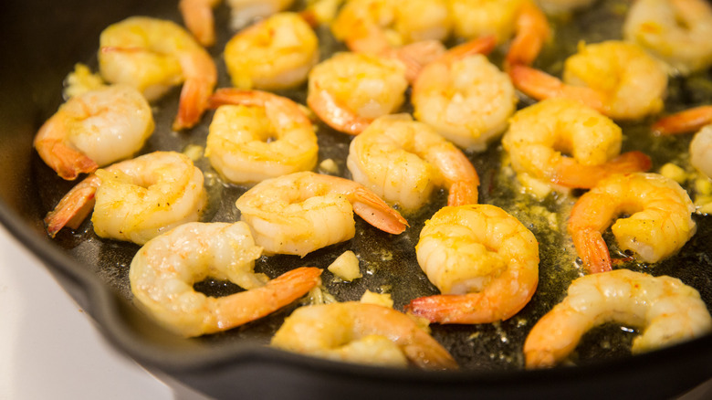 cooked shrimp in iron pan 