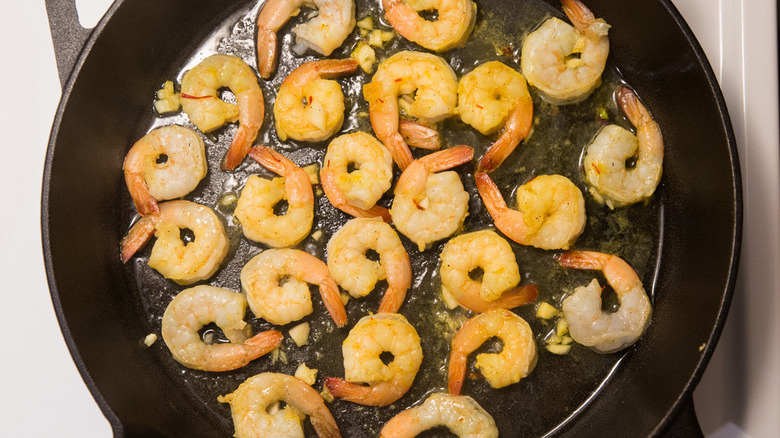 cooked shrimp in iron pan 