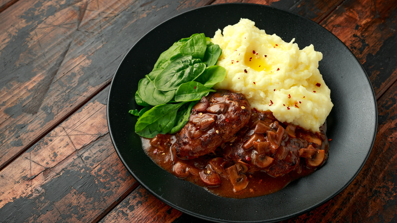 salisbury-steak-vs-meatloaf-what-s-the-difference