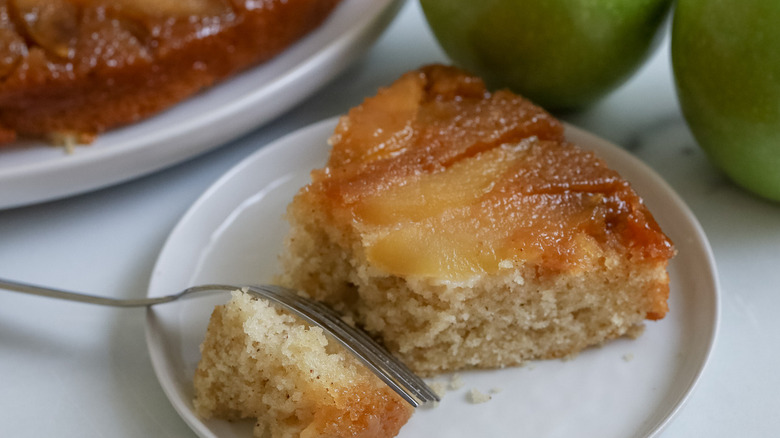 apple upside-down cake