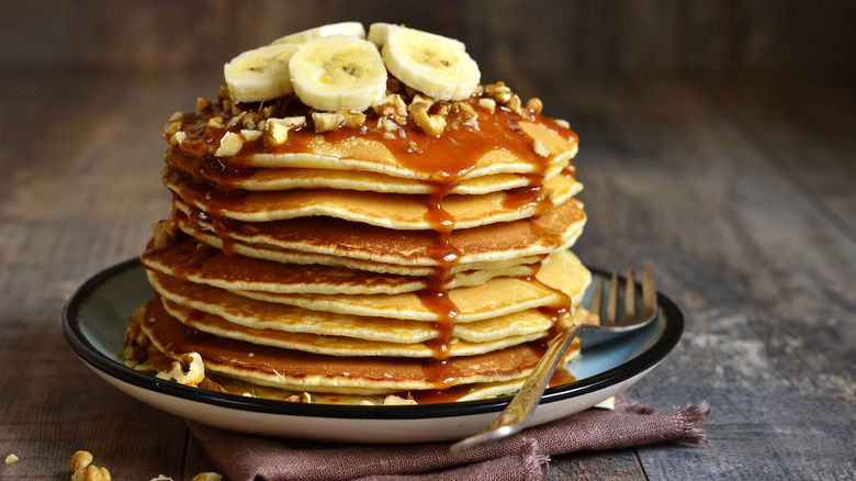 pancakes with sliced bananas