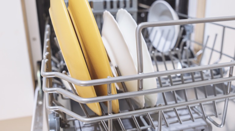 https://www.tastingtable.com/img/gallery/save-counter-space-and-use-your-dishwasher-as-a-drying-rack/intro-1691166641.jpg