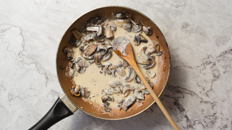 Pan with mushrooms in creamy sauce