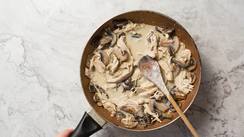 Pan with mushrooms and chicken in creamy sauce