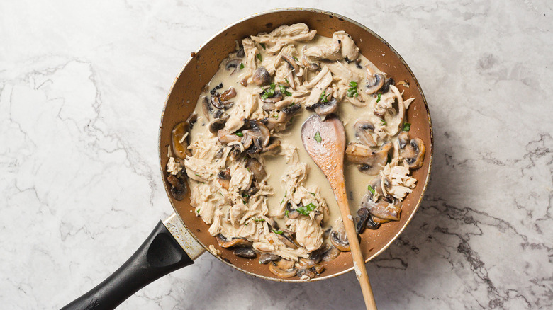 Pan with mushrooms and chicken in creamy sauce