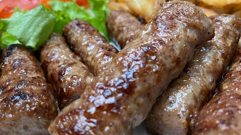 cevapi with tomato and lettuce