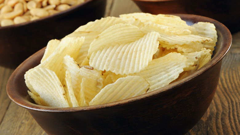 potato chips in wooden bowl