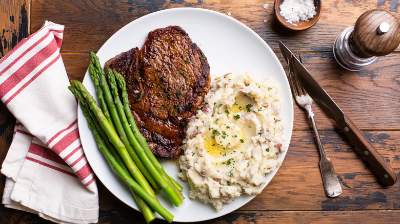 steak with mashed potatoes and green beans