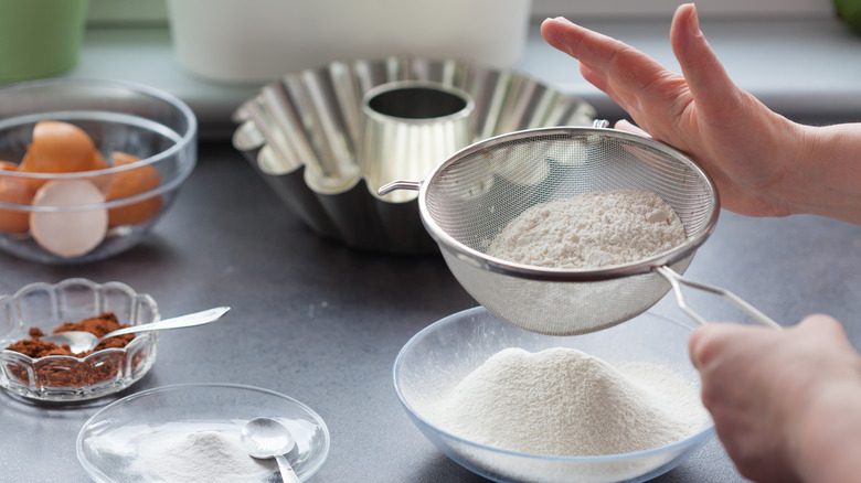 sieve flour bowl bundt eggs