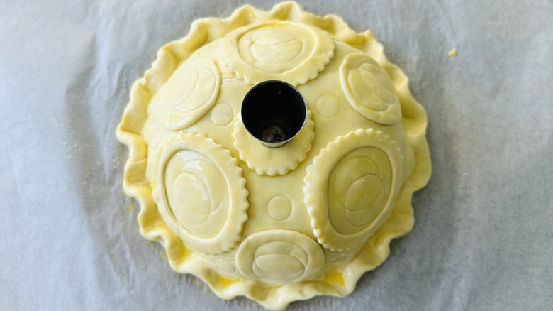 unbaked pithivier with dough shaped