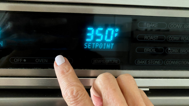 finger setting oven temperature