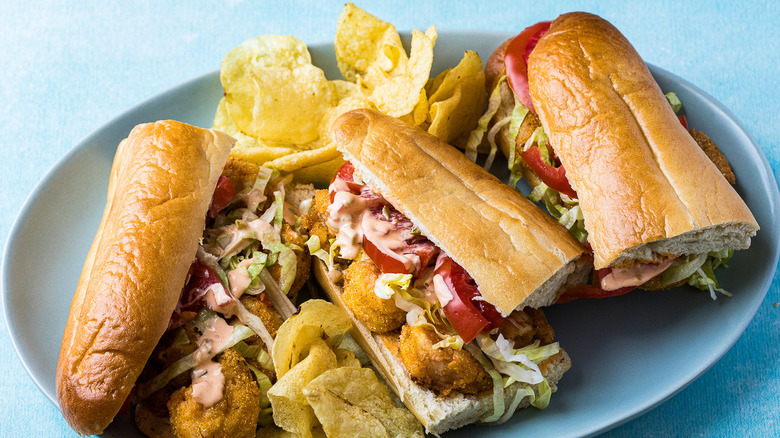 shrimp sandwich with potato chips