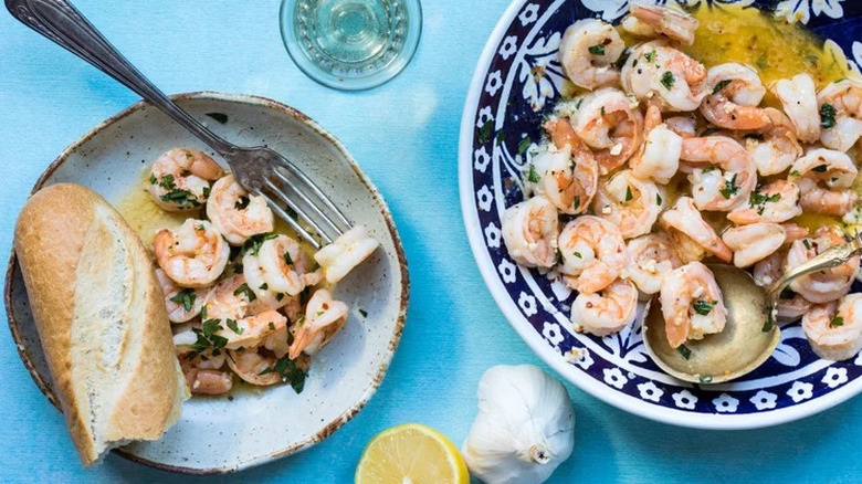 Shrimp in butter sauce with bread