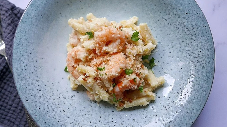 Shrimp mac-and-cheese with breadcrumb